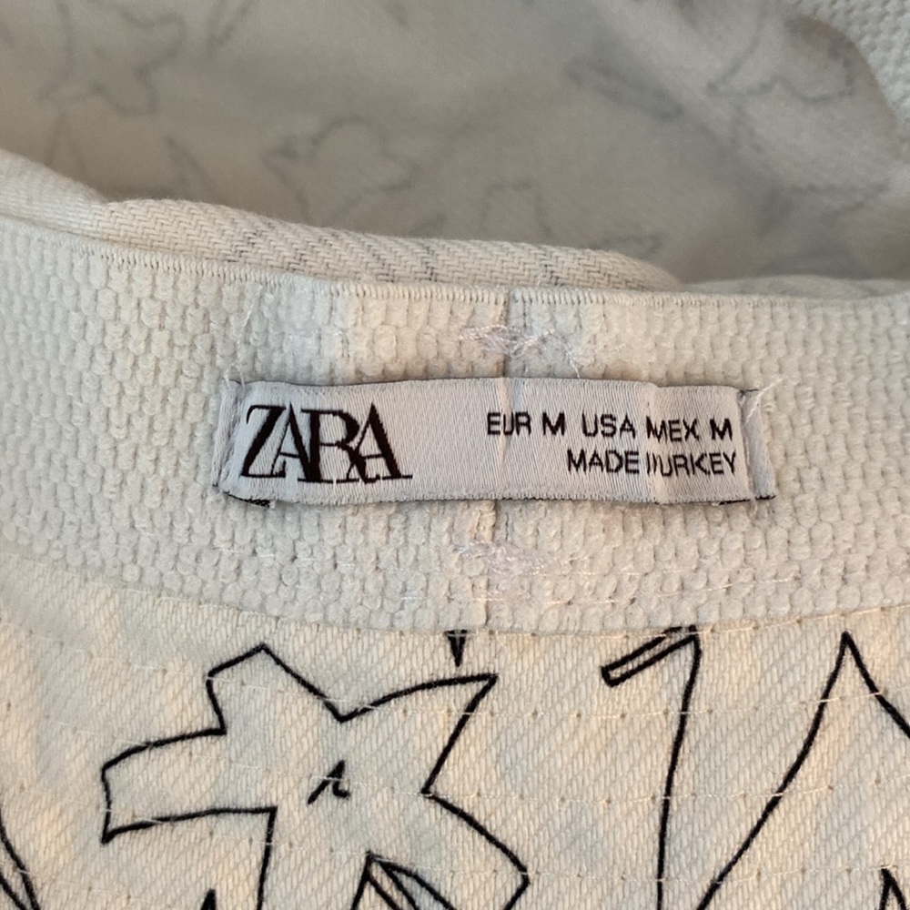 Sebastian Curi White Bucket Hat from Zara with Black Star Pattern - Picture 3 of 5